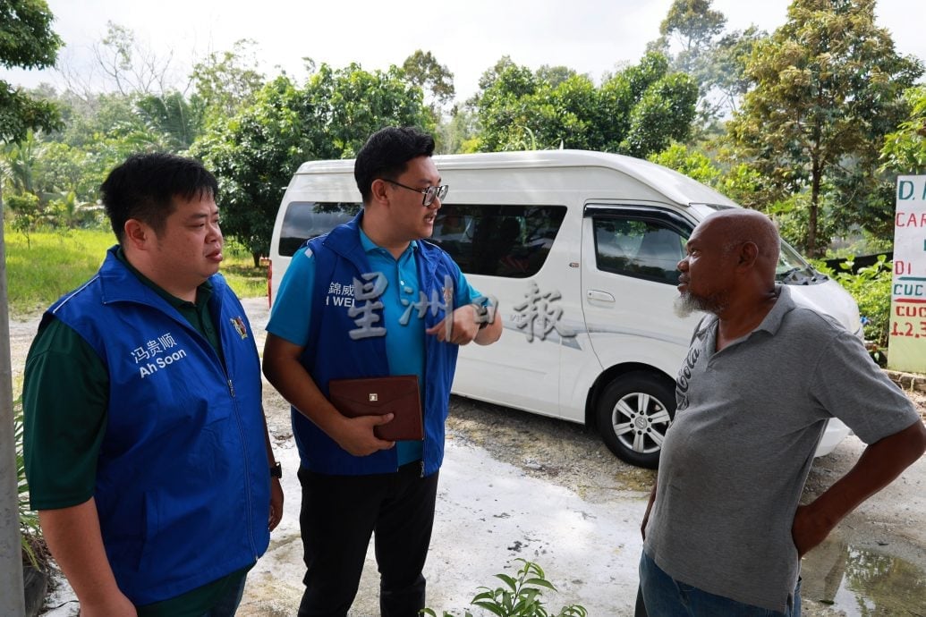 供星洲网：瓜拉庇朥路排水沟盖全毁　摩托逆行与罗里违规压损成主因