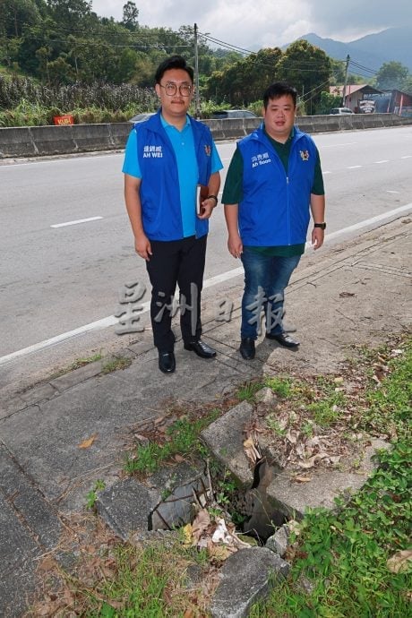 供星洲网：瓜拉庇朥路排水沟盖全毁　摩托逆行与罗里违规压损成主因