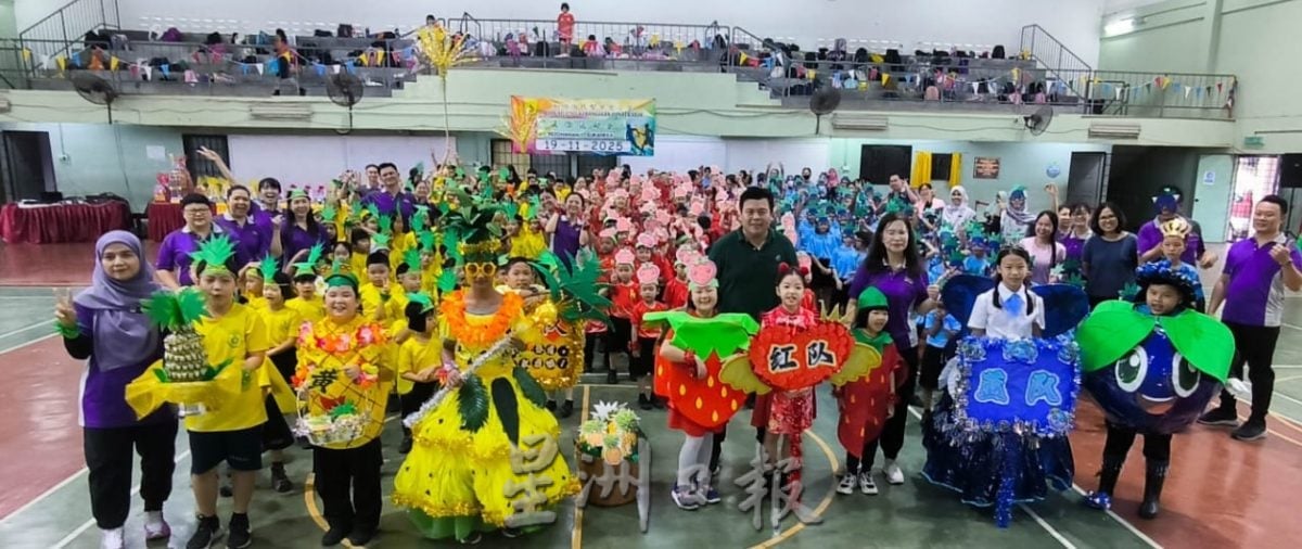 东：（已签发）加叻华小迷你运动会 老师一针一线缝吉祥物服装