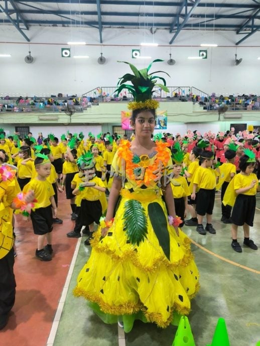 东：（已签发）加叻华小迷你运动会 老师一针一线缝吉祥物服装
