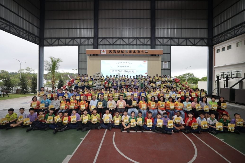 供星洲网：东华小学推出毕业特刊，学生围Uncle YB与董事长抢签名，宛如小型签书会