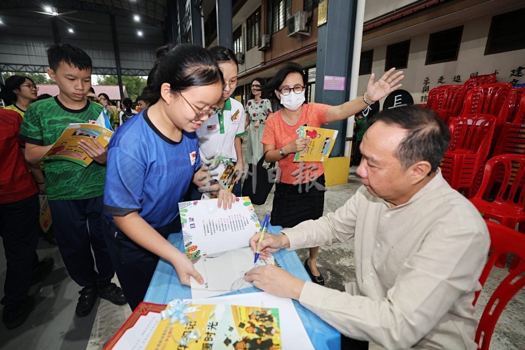 供星洲网：东华小学推出毕业特刊，学生围Uncle YB与董事长抢签名，宛如小型签书会