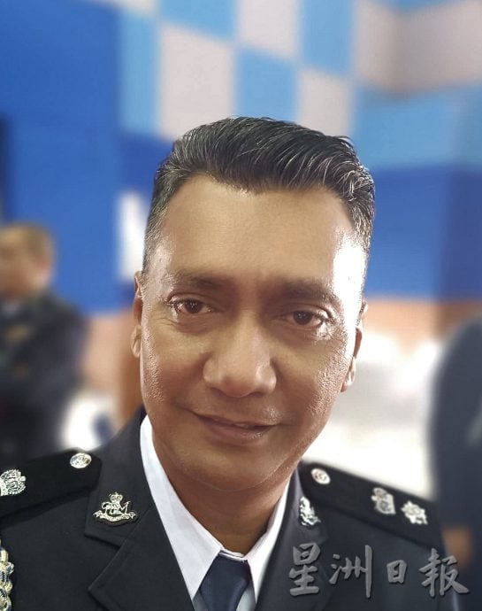 供星洲网：:网传两名男子在车内进行不雅动作，警方证实发生在仁保，已捕两人助查