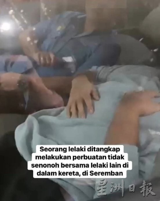 供星洲网：:网传两名男子在车内进行不雅动作，警方证实发生在仁保，已捕两人助查
