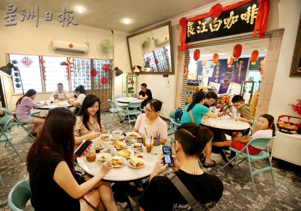 大霹雳封底主文／【怡保白咖啡】｜从炒豆走向餐饮 白咖啡业翻开品牌新篇 