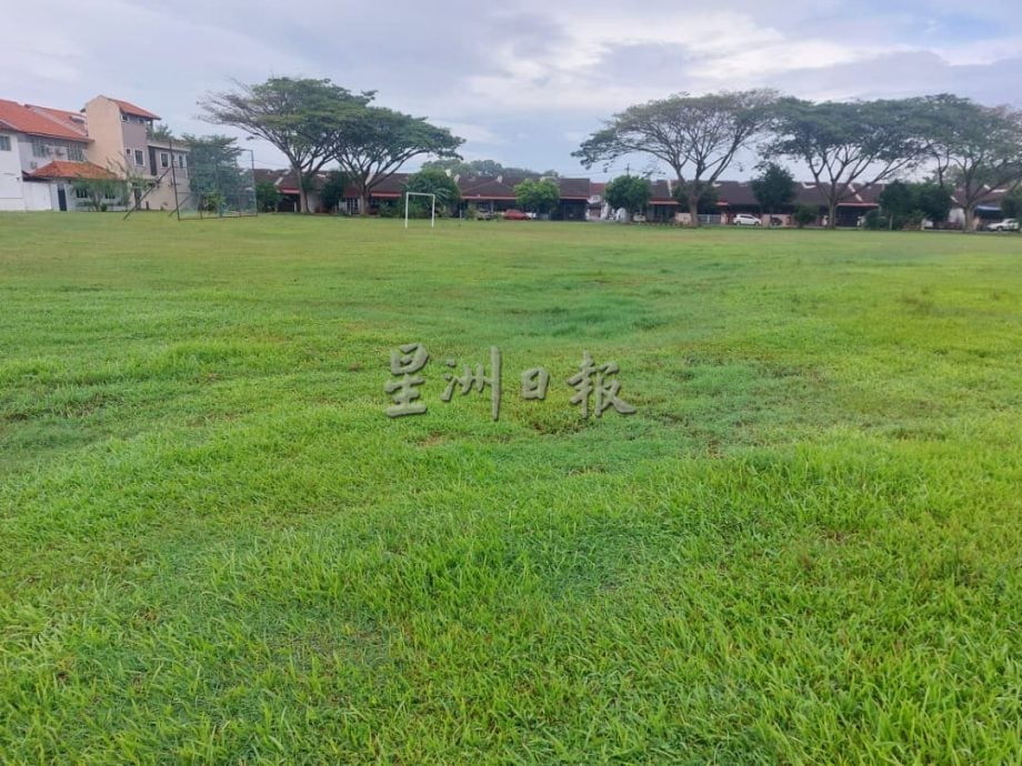 （古城封面副文）住宅区草场出现洞坑