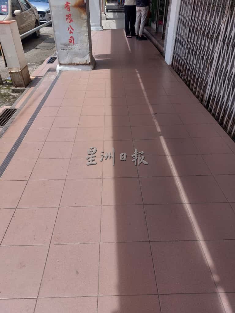 （古城第六版主文）执法人员指示将美化用途的花盆移走