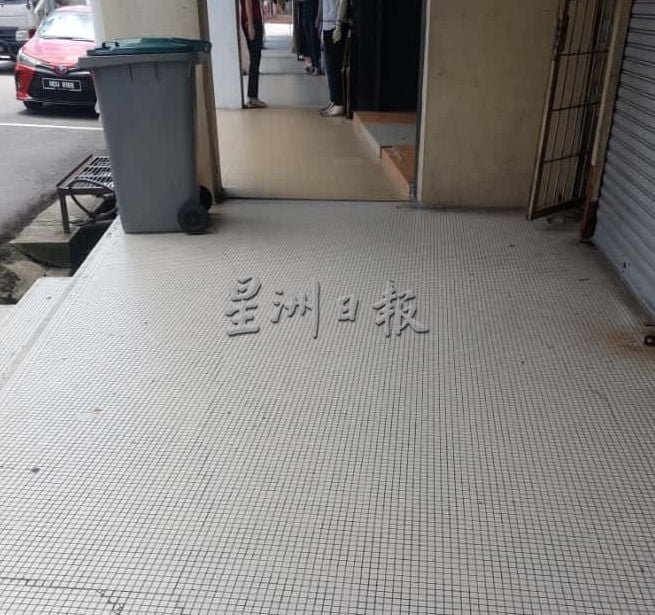 （古城第六版主文）执法人员指示将美化用途的花盆移走