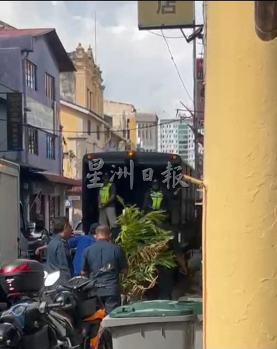 （古城第六版主文）执法人员指示将美化用途的花盆移走