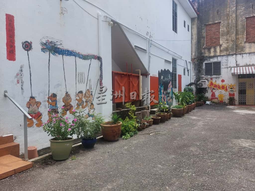 （古城第六版主文）执法人员指示将美化用途的花盆移走