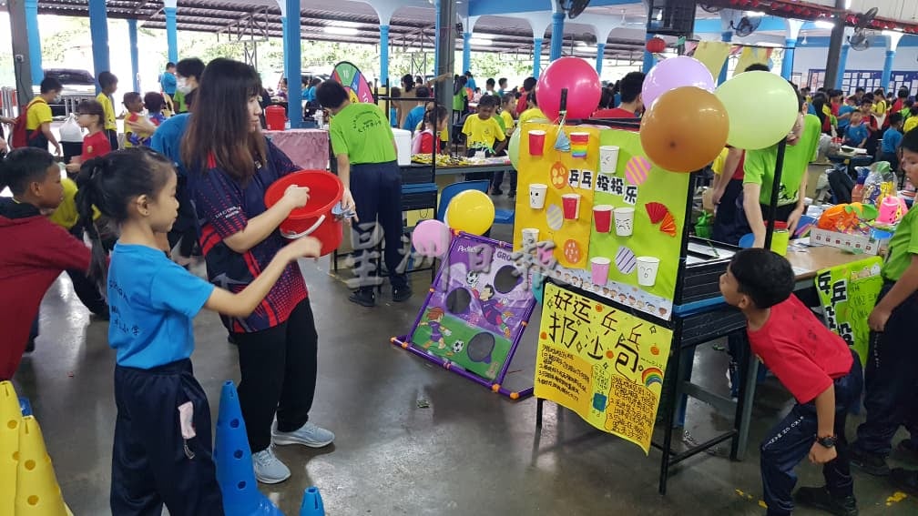 文丁中华小学首办“小小企业家义卖会”　25创意摊位＋点歌寄意吸睛