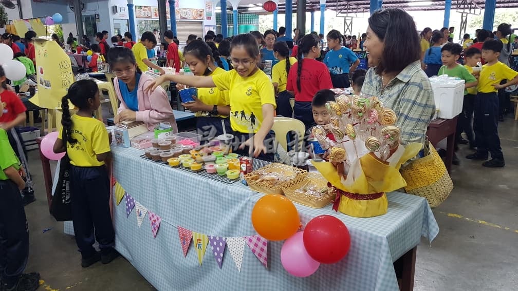 文丁中华小学首办“小小企业家义卖会”　25创意摊位＋点歌寄意吸睛