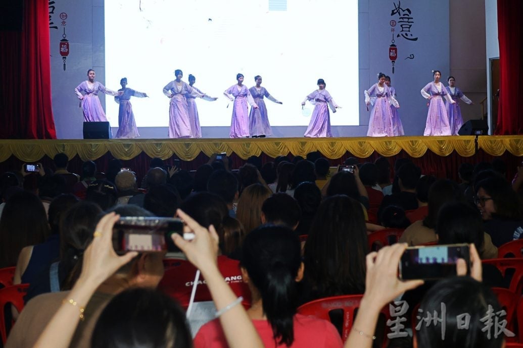 谢琪清承诺拨款逐年增加，让民族舞蹈在森州继续开枝散叶