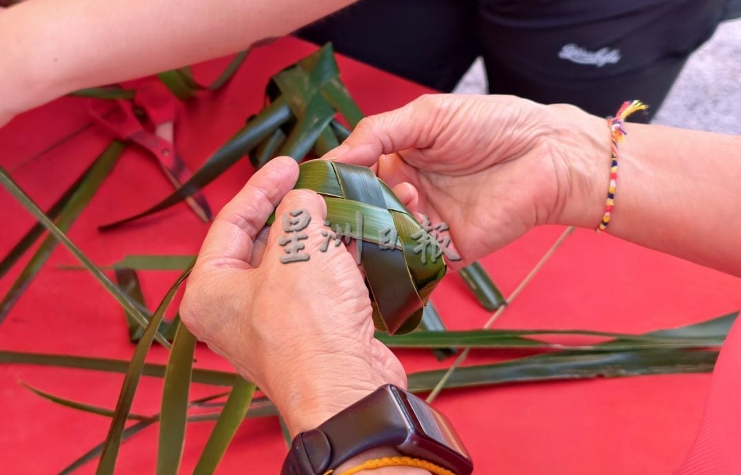 海南笠的情义与传承 顺境逆境都吃笠