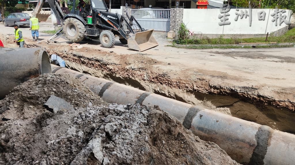 第一花园大街路洞修复工程开工 预计两周内完工