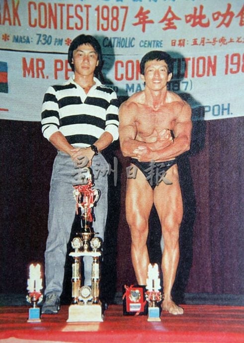 【有故事的人】★11月23日刊登／／昔日健美先生武功枪械高手  张德清关节病缠身卖鸡谋生