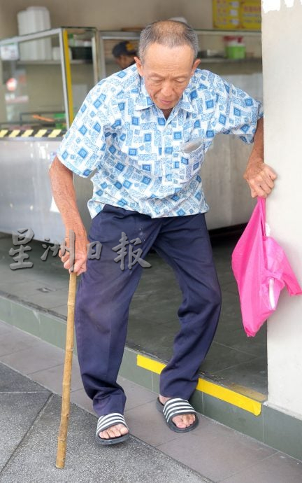【有故事的人】★11月23日刊登／／昔日健美先生武功枪械高手  张德清关节病缠身卖鸡谋生