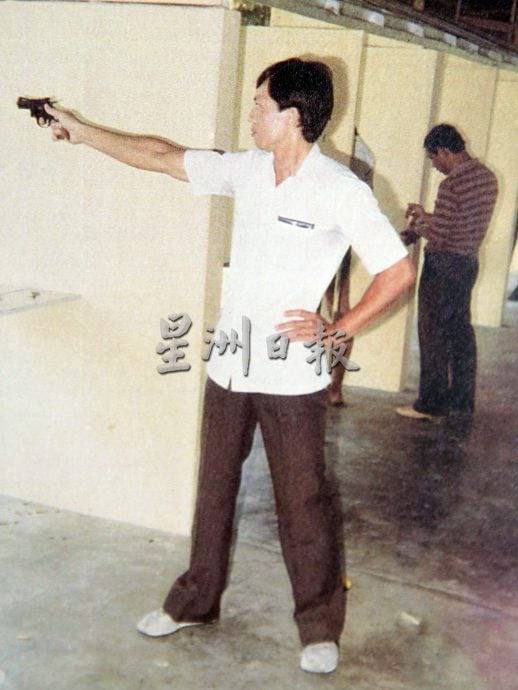 【有故事的人】★11月23日刊登／／昔日健美先生武功枪械高手  张德清关节病缠身卖鸡谋生