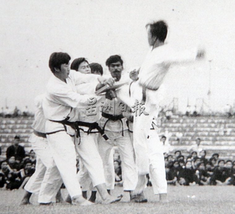 【有故事的人】★11月23日刊登／／昔日健美先生武功枪械高手  张德清关节病缠身卖鸡谋生