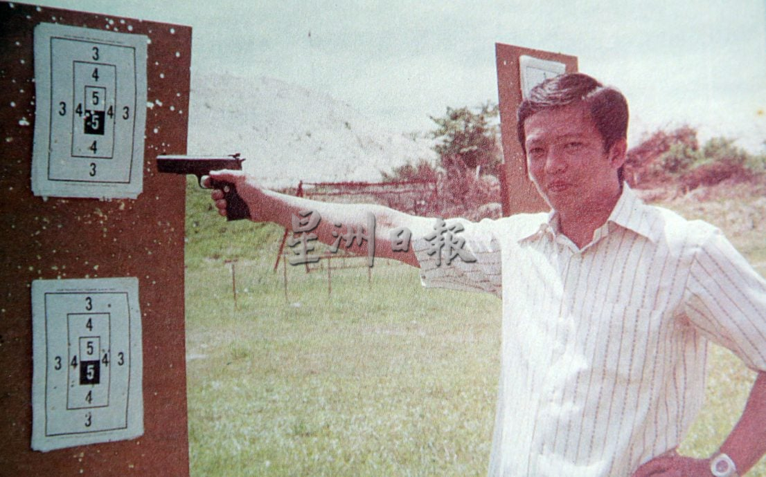 【有故事的人】★11月23日刊登／／昔日健美先生武功枪械高手  张德清关节病缠身卖鸡谋生