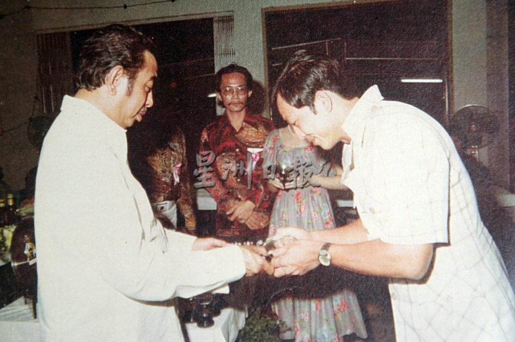 【有故事的人】★11月23日刊登／／昔日健美先生武功枪械高手  张德清关节病缠身卖鸡谋生