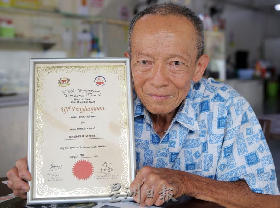 【有故事的人】★11月23日刊登／／昔日健美先生武功枪械高手  张德清关节病缠身卖鸡谋生