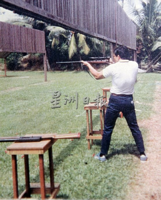 【有故事的人】★11月23日刊登／／昔日健美先生武功枪械高手  张德清关节病缠身卖鸡谋生