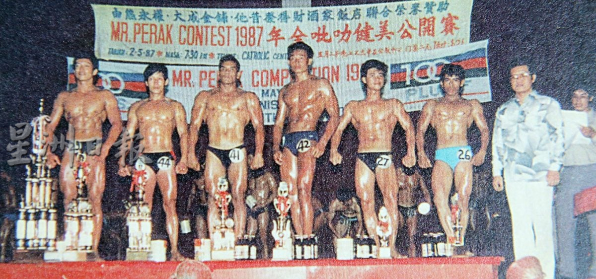 【有故事的人】★11月23日刊登／／昔日健美先生武功枪械高手  张德清关节病缠身卖鸡谋生