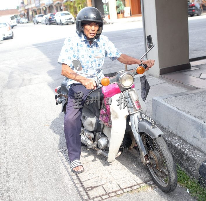 【有故事的人】★11月23日刊登／／昔日健美先生武功枪械高手  张德清关节病缠身卖鸡谋生