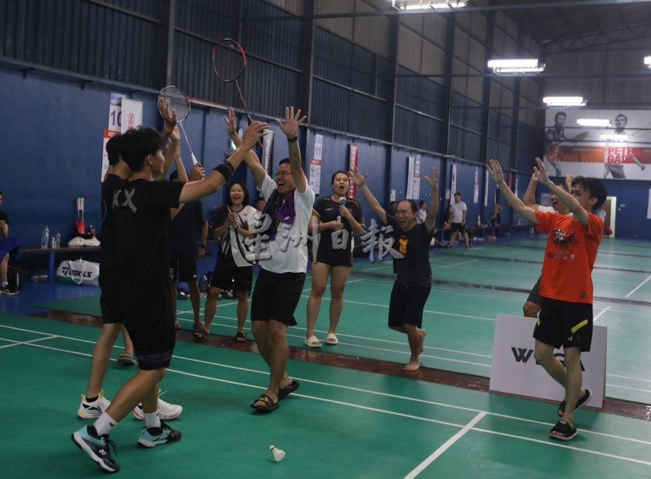 星角摄:羽球赛同场竞技增进友谊