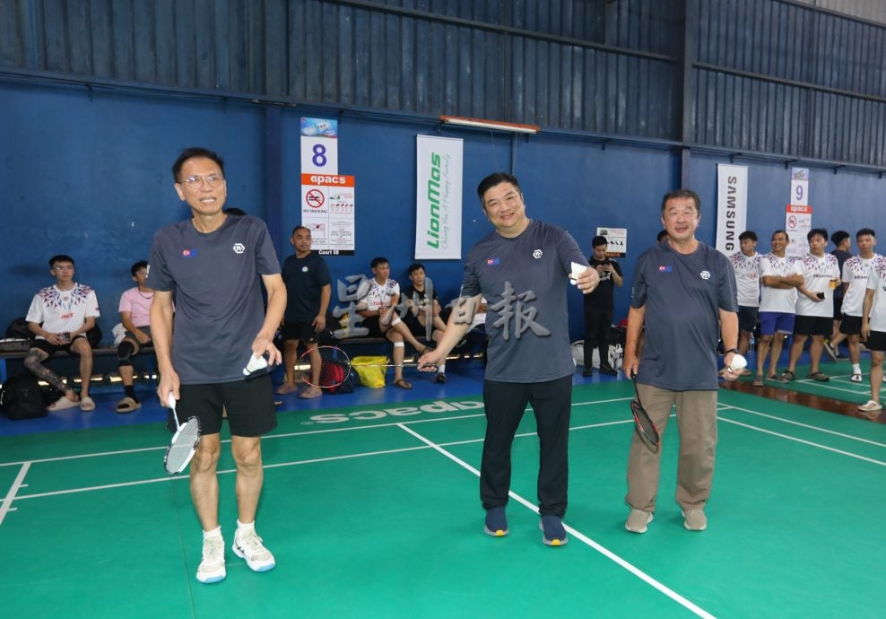 星角摄:羽球赛同场竞技增进友谊