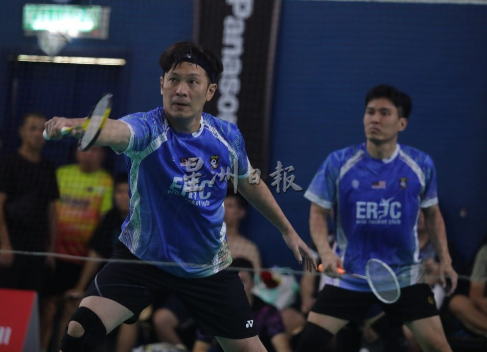 星角摄:羽球赛同场竞技增进友谊