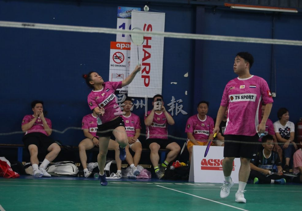 星角摄:羽球赛同场竞技增进友谊