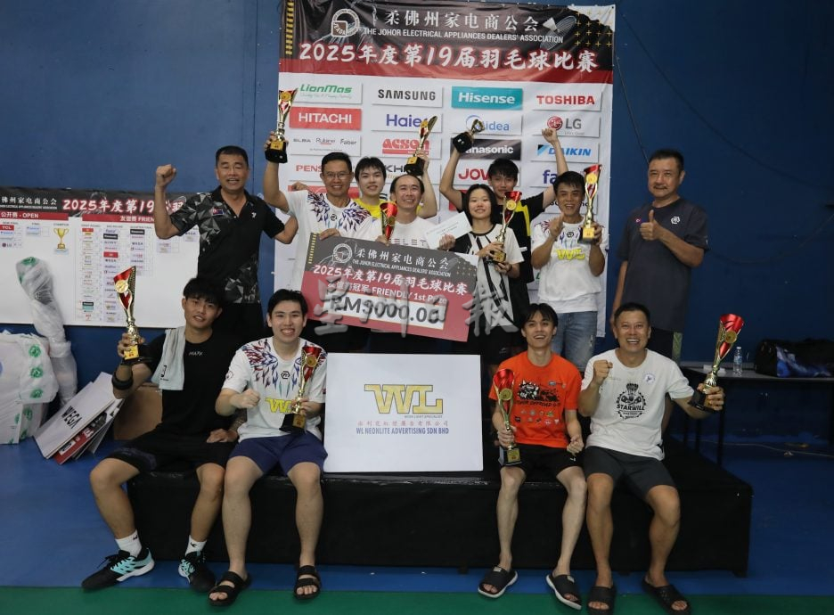 星角摄:羽球赛同场竞技增进友谊