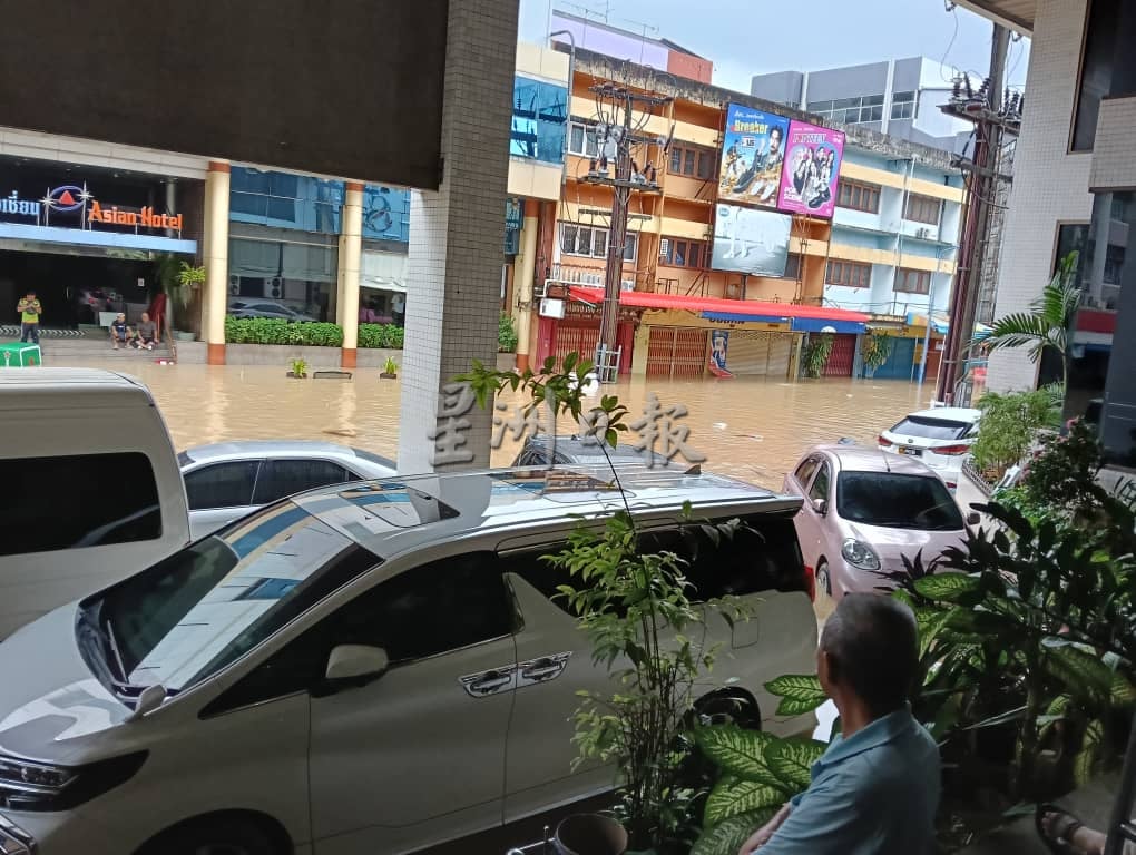 独家|合艾大水灾|25人旅团玩一天即水灾 观望水位等待撤离