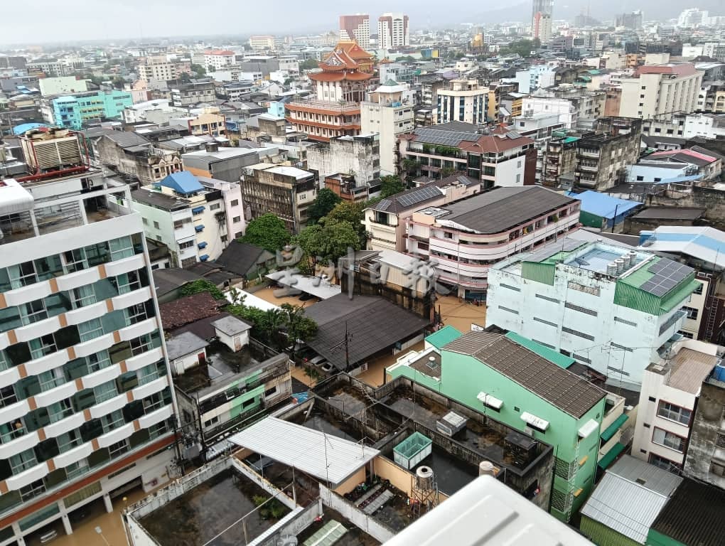 独家|合艾大水灾|25人旅团玩一天即水灾 观望水位等待撤离