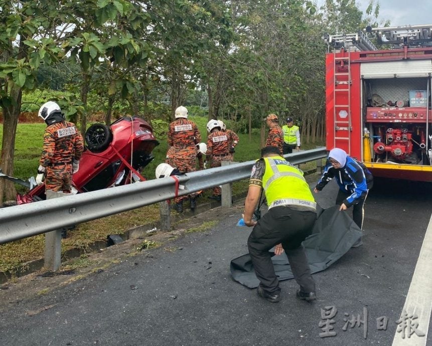 （古城版）轿车疑失控撞向防撞杆后翻覆 兄弟俩一死一伤