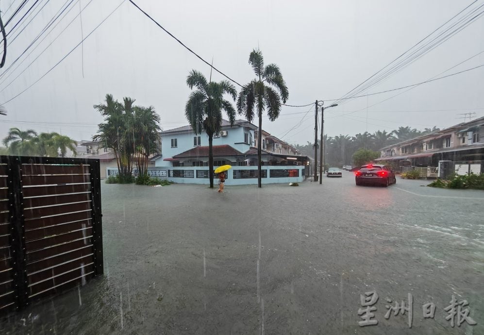 十多个小时长命雨 曼绒县多区淹水
