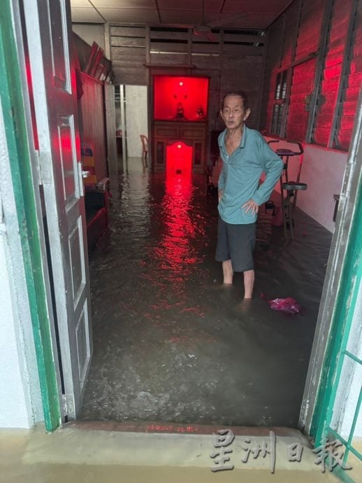 十多个小时长命雨 曼绒县多区淹水
