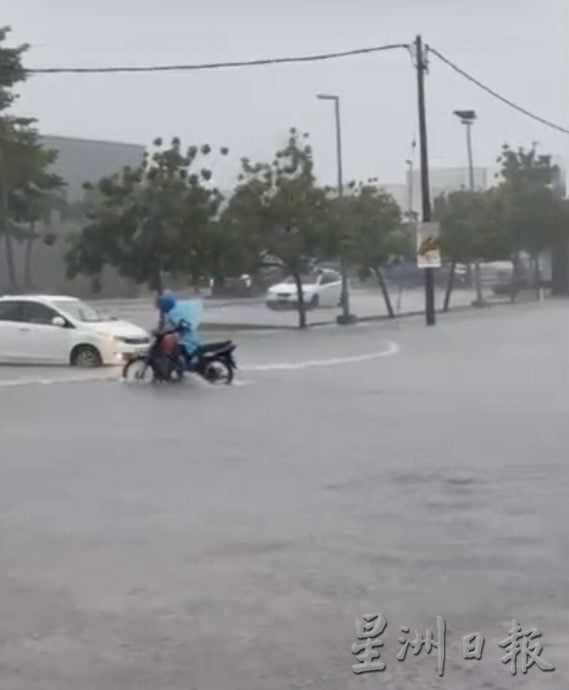 十多个小时长命雨 曼绒县多区淹水