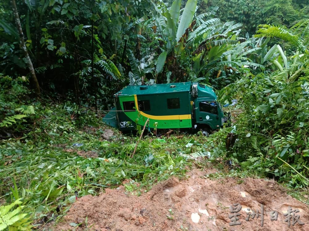 森林局罗里坠5公尺山沟 警:因下雨路窄湿滑失控