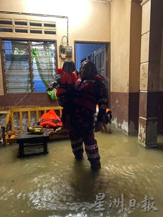 霹水灾严峻 16疏散中心安置900灾黎