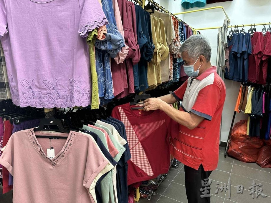 窥探百业 | 半世纪衣摊老档主，面对直播带货，他依然坚持传统
