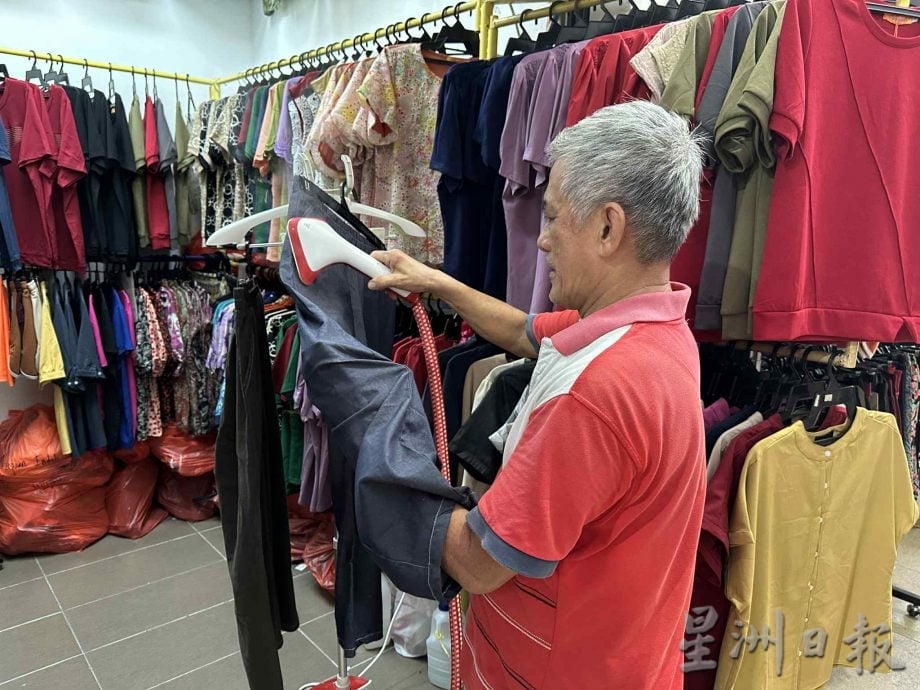 窥探百业 | 半世纪衣摊老档主，面对直播带货，他依然坚持传统