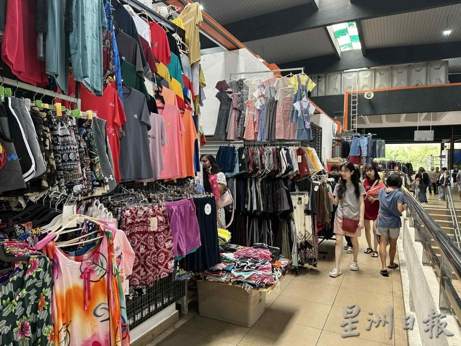 窥探百业 | 半世纪衣摊老档主，面对直播带货，他依然坚持传统