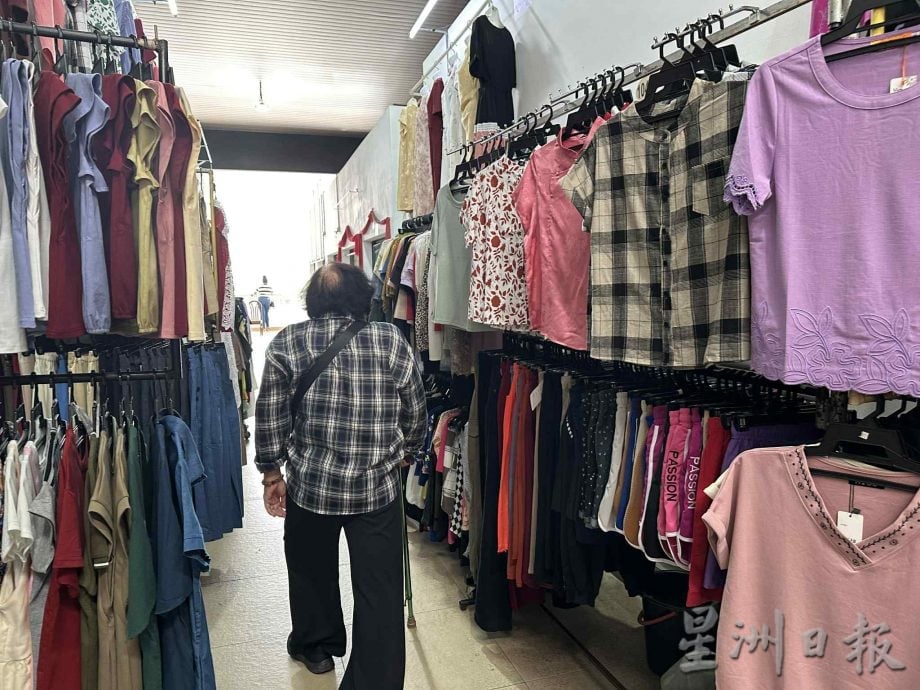 窥探百业 | 半世纪衣摊老档主，面对直播带货，他依然坚持传统