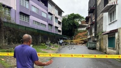 土崩山坡贴近新落成洋房 居民忧独立洋房恐连锁倒塌