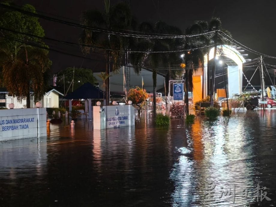 曼绒水灾|爱大华警局失守 一片水汪汪