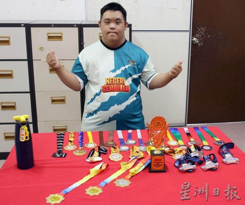 不一样的孩子，一样能发光　唐氏少年叠杯梦起飞