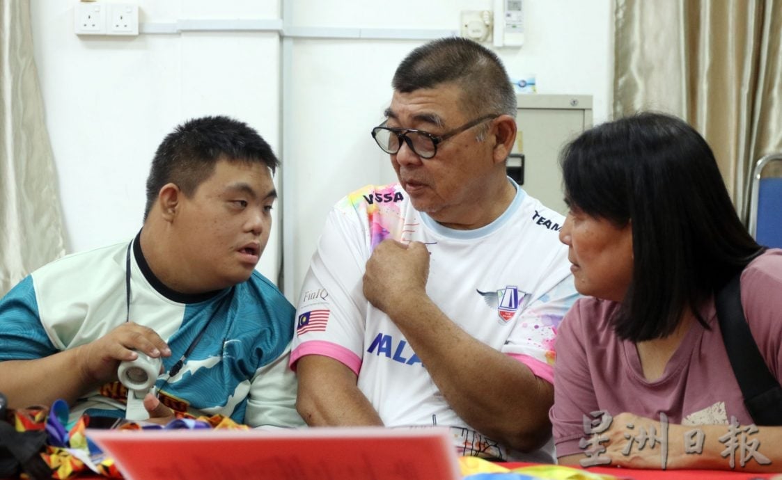 不一样的孩子，一样能发光　唐氏少年叠杯梦起飞